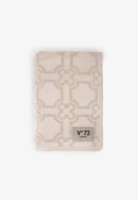 Tejido beige con un patrón que presenta un diseño geométrico y una textura aterciopelada. La etiqueta en la esquina derecha dice "V°73 VENEZIA."