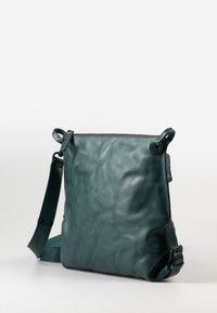 Borsa a tracolla verde in pelle con chiusura a zip, texture liscia, tracolla regolabile e bordi arrotondati. Design semplice senza hardware visibile.