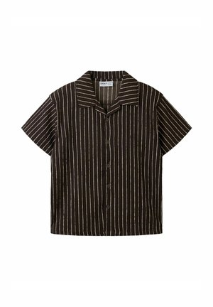 Kortermet svart knappet skjorte med hvite vertikale striper og spredt krage, lagt flatt på hvit bakgrunn.