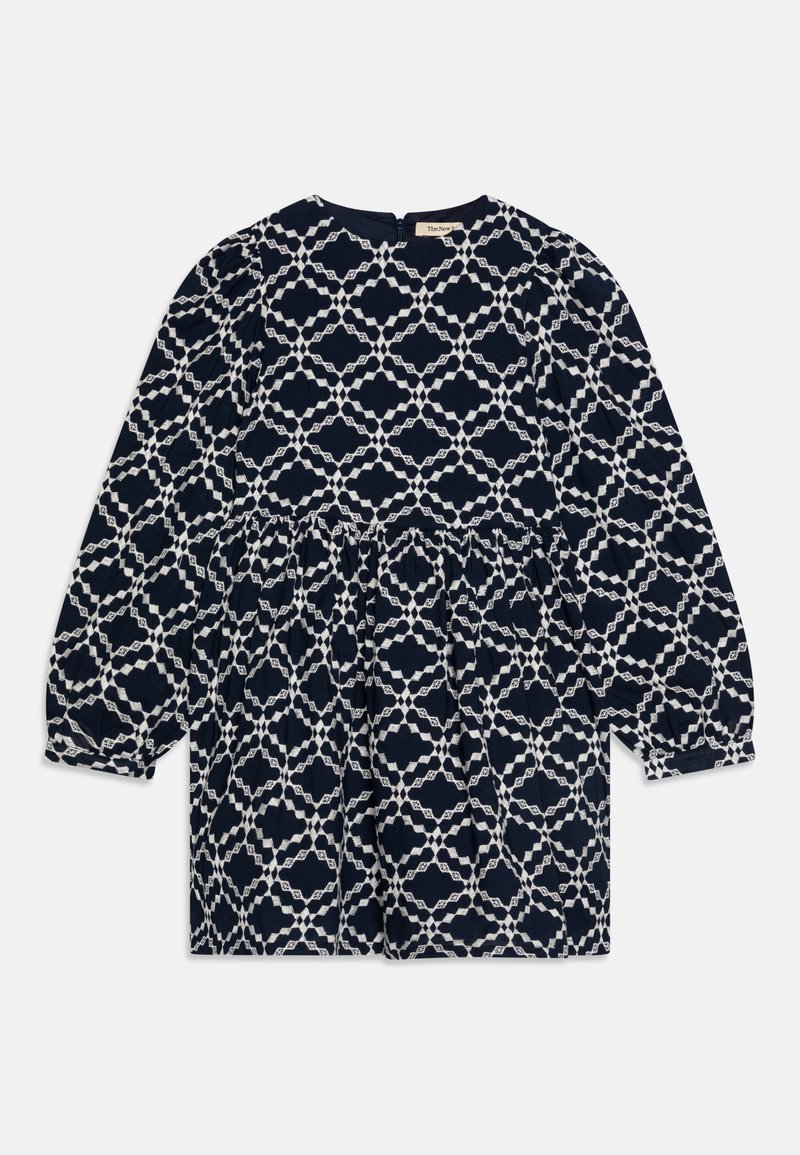 Tumši zils kleita ar baltu ģeometrisku rakstu, savilktā viduklī, apaļa apkakle un garām piedurknēm. Audums ir teksturēts kokvilna.