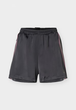 Shorts de sport noirs avec une taille élastique et de fines bandes roses sur les côtés, présentés sur un fond blanc.