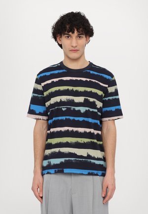 Kortærmet navy t-shirt med horisontale striber i lys blå, grøn, pink og mørkeblå, med en blød tekstur og en klassisk rund halsudskæring.