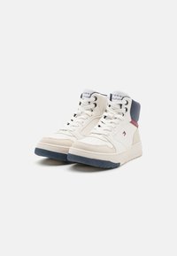 Sneaker alte in materiale sintetico bianco con dettagli in navy e rosso. Presentano lacci rotondi, una suola testurizzata e il logo del marchio sulla linguetta.