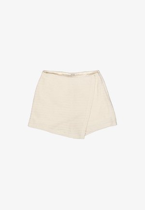 Pantalones cortos blancos texturizados con un diseño envolvente, que presentan una tela suave y una sola costura. La cintura es elástica para mayor comodidad.