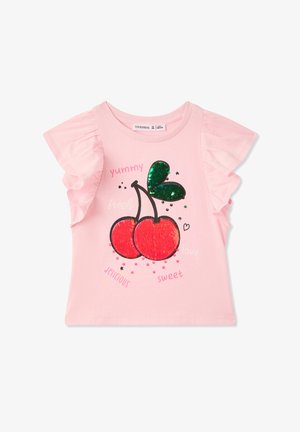 T-shirt rosa a maniche corte con ciliegie rosse in paillettes, foglia verde e testo giocoso. Le maniche a volant aggiungono texture e dettaglio.