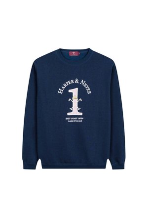 Sudadera azul marino hecha de tela suave, con gráficos frontales: "HARPER & NEVER", "1" y "EAST COAST OPEN" en colores en contraste.