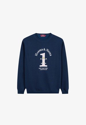 Marineblaue Sweatshirt aus weichem Stoff, mit Frontgrafiken: "HARPER & NEVER", "1" und "EAST COAST OPEN" in kontrastierenden Farben.