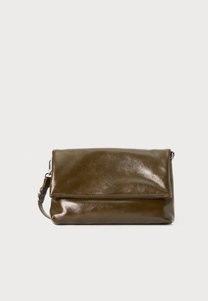 Borsa a pochette in finta pelle marrone con una finitura lucida e elegante. Presenta un coperchio pieghevole e una tracolla staccabile. Dettagli in hardware argentato.