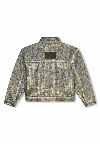 Veste en denim avec un motif argenté clair et doré délavé, avec des coutures visibles, deux poches arrière et une étiquette en tissu noir sur le haut du dos.