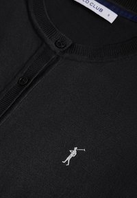 Cardigan noir avec un col côtelé, doté de deux boutons noirs et d'un petit logo en filigrane argenté d'un golfeur sur le côté gauche.
