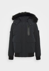 Sort parka med en faux fur-beklædt hætte, lynlås- og trykknaplukninger, flere frontlommer, ribbede manchetter og en glat overflade.