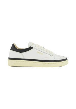 Sneaker bianca in pelle con dettagli neri, punta arrotondata, lacci piatti bianchi e suola testurizzata. Marchio dorato sul lato.