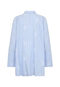 Svijetloplava košulja s bijelim vertikalnim prugama i cvjetnim vezom. Ima ovratnik i duga, blago raširena rukava.