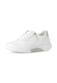 Witte sneaker van glad synthetisch materiaal met een geprofileerde zool, voorzien van een vetersluiting aan de voorkant en een zijrits voor gemakkelijke toegang. Decoratieve zilveren accenten.