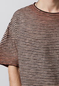 Tigha T-shirt med print - mottled black