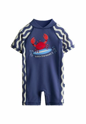 Tengerészkék rövid ujjú fürdőruha fehér hullámos csíkokkal az ujjakon és az oldalakon, piros rák mintával, amely egy szörfdeszkán van, és "Catch the Waves" felirattal.