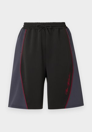 Zwart en donkergrijs sportbroekje met rode biezen, elastische tailleband met trekkoord, zijzakken en rode cursieve tekst op het rechterbeen.