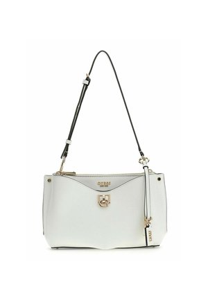 Sac à main blanc Guess avec bandoulière réglable noire, fermoir doré, logo et pendentif suspendu sur fond blanc.
