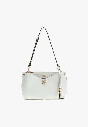 Sac à main blanc Guess avec bandoulière réglable noire, fermoir doré, logo et pendentif suspendu sur fond blanc.