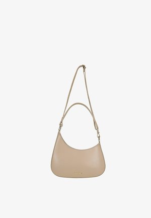 Beige leren handtas met een gebogen vorm, enkele verstelbare schouderriem en een goudkleurig logo-accent aan de voorkant. Gladde textuur, minimalistisch ontwerp.