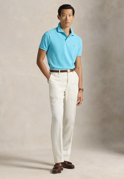 Φωτεινό γαλάζιο πόλο πουκάμισο, μπεζ λινό παντελόνι, καφέ ζώνη και σκουρό καφέ μοκασίνια. Ομαλή υφή και ραμμένο κομψά. Απλός, κλασικός σχεδιασμός.