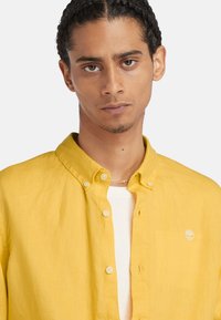 Timberland MILL BROOK WAY - Camisa - mimosa