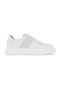 Baskets en cuir blanc avec un accent bleu clair, bout arrondi et semelle en caoutchouc texturée. Elles présentent un design à lacets et un talon renforcé.
