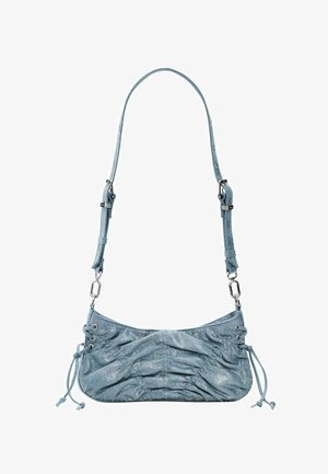 Bolso de hombro de cuero azul claro con diseño fruncido, correa ajustable y detalles de herrajes plateados. Textura suave con brillo sutil.