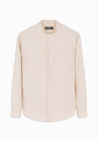 Chemise beige à manches longues avec boutons, col mandarin et poche poitrine, étalée à plat sur fond blanc.