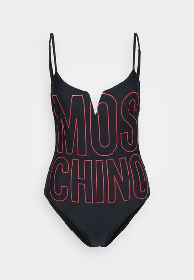 Schwarzer einteiliger Badeanzug mit tiefem Ausschnitt und schmalen Trägern, mit auffälligem roten "MOSCHINO"-Text auf der Vorderseite. Glattes Material.
