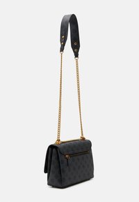 Schwarze, strukturiert gestaltete Handtasche mit goldfarbener Kettenträger, Reißverschlusstasche und geprägtem Logomuster. Strukturierte Form mit Klappenverschluss.