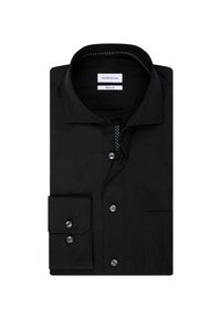 Zwarte overhemd gemaakt van gladde stof, met een klassieke kraag, een knoopsluiting aan de voorkant en lange mouwen met enkele knoopmanchetten.