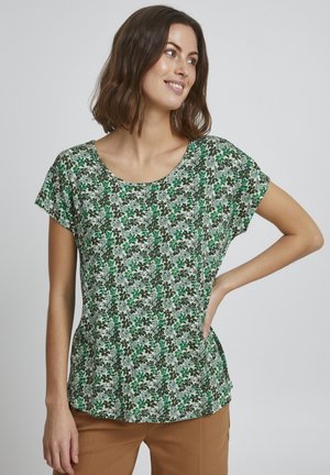 Top a maniche corte floreale in verde e bianco, con scollatura rotonda e un tessuto leggero e texturizzato caratterizzato da un motivo foglioso ripetuto.