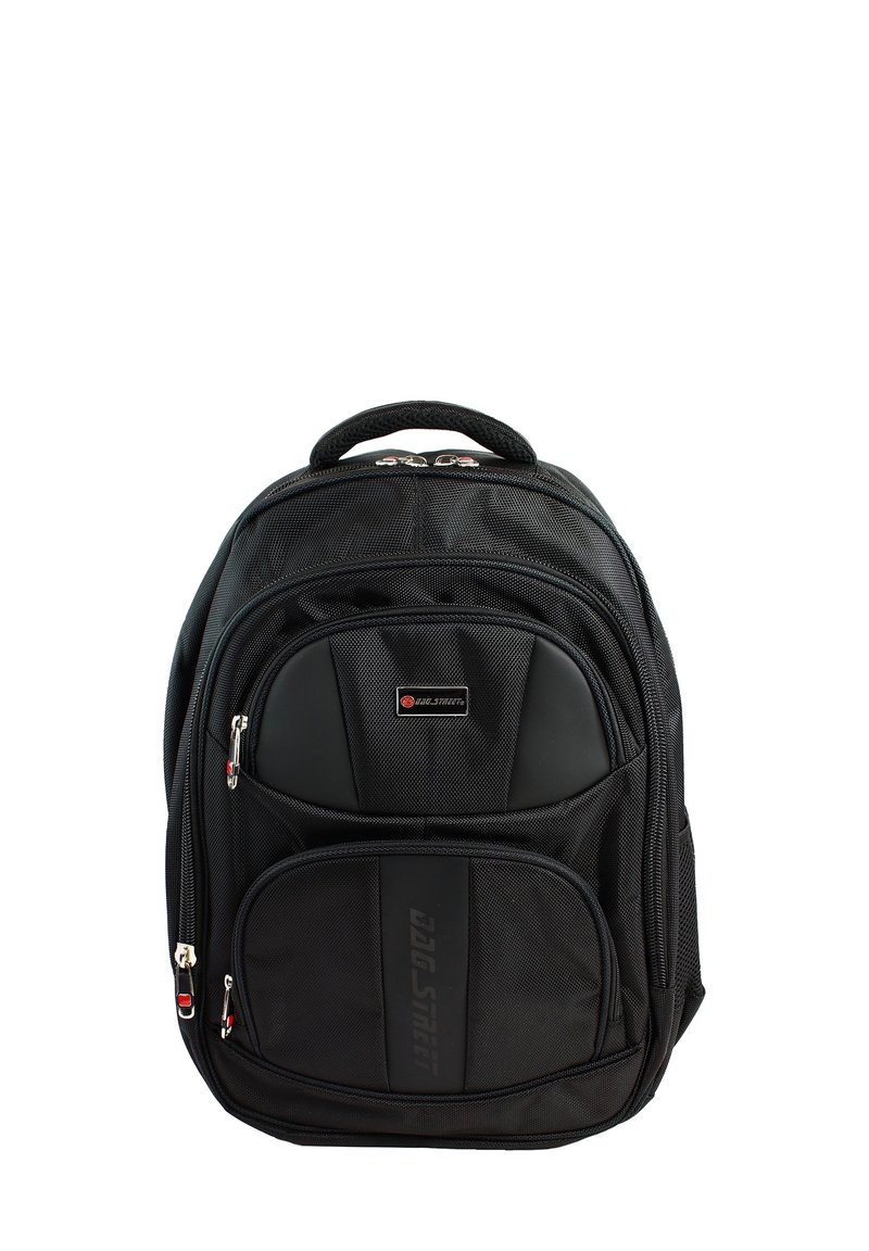Sac à dos noir avec un tissu texturé, plusieurs compartiments zippés, poignée renforcée et patch logo à l'avant.