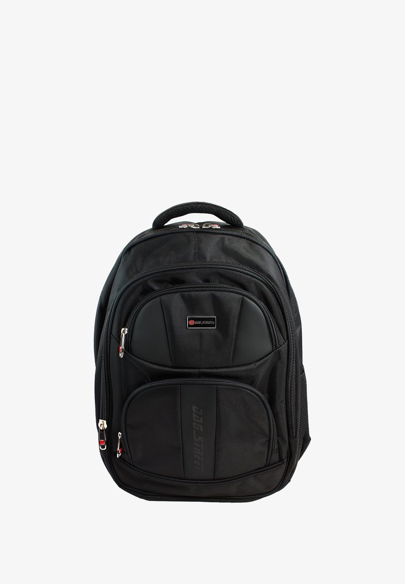 Sac à dos noir avec un tissu texturé, plusieurs compartiments zippés, poignée renforcée et patch logo à l'avant.
