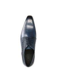 Chaussure habillée en cuir bleu marine avec un embout lisse, motif crocodile texturé sur le côté et fermeture à lacets. Design léger et élégant.