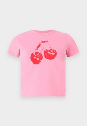 Kurzes rosa Baumwoll-T-Shirt mit einem auffälligen roten Kirsch-Design und grünen Stielen. Klassischer Rundhalsausschnitt und kurze Ärmel.