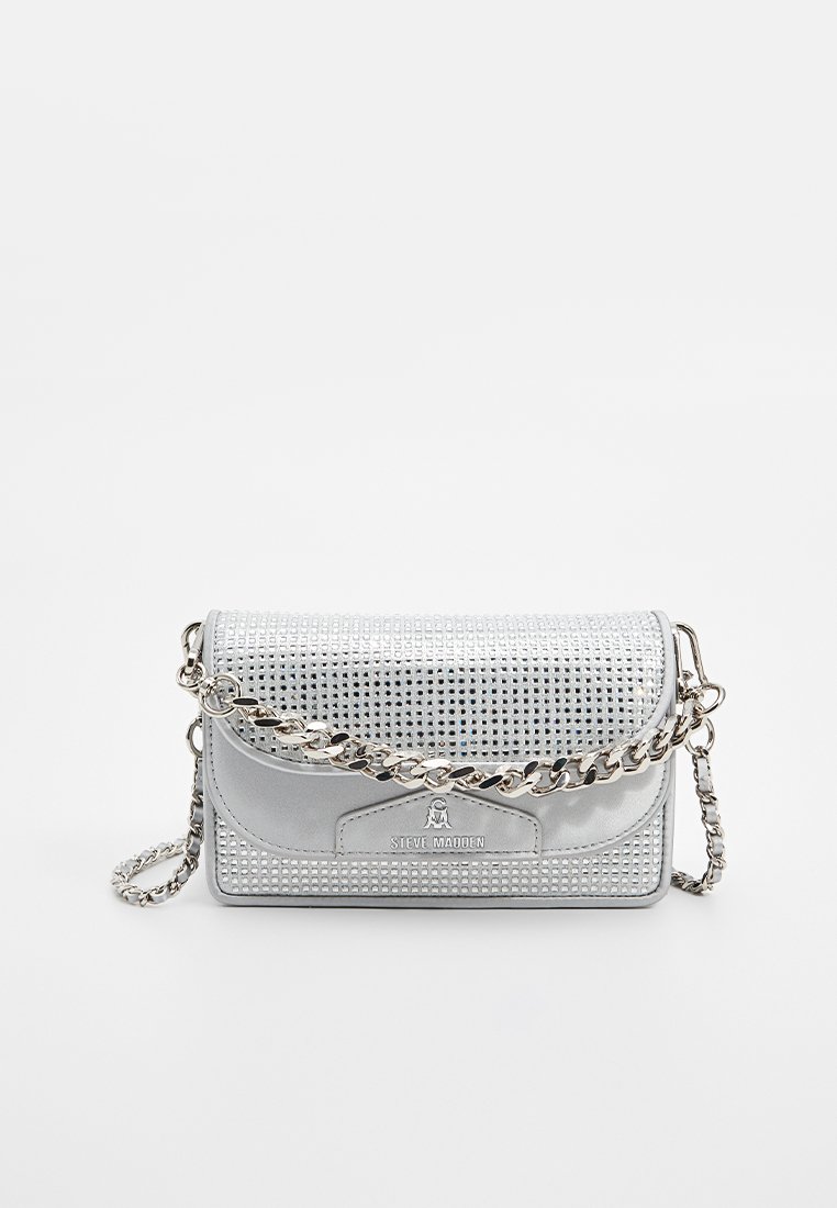 Pochette argentée Steve Madden avec strass, fermeture à rabat et bandoulière chaîne argentée sur fond blanc.