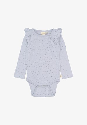 Lyseblå baby bodystocking med lange ærmer, små hjertermønstre, volangdetaljer ved skulderne, ribbet struktur og trykknaplukninger i bunden.