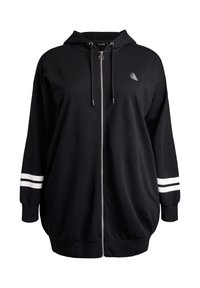 Melnā džemperis ar rāvējslēdzēju un kapuci, ar aukliņām, uz kura ir neliels logotips un baltas svītras uz piedurknēm. Izgatavots no mīksta, strukturēta auduma.