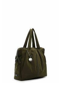 Bolsa tote de tela color verde oliva, con cierre de cremallera, diseño plisado, dos asas superiores y una cadena decorativa con un charm redondo.