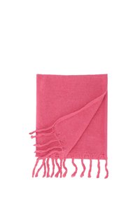 Écharpe rose en tissu doux tissé avec des extrémités à franges, partiellement pliée montrant la texture sur fond blanc.