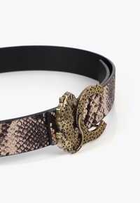 Bälte med ett texturerat ormskinsmönster i beige och svart, med en dekorativ brons-spänne i form av en katt.