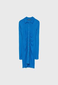 Robe bleue à manches longues avec col, dotée d'une fermeture à boutons sur le devant et d'une texture froncée à la taille, fabriquée dans un tissu doux.