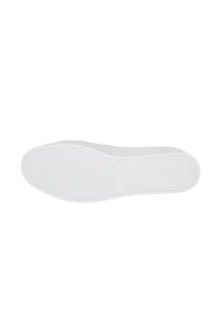 Witte sneakersole, plat met horizontale ribbels voor grip. Eenvoudig ontwerp, geen patronen of accenten. Merkn naam "Calvin Klein" aan de zijkant.