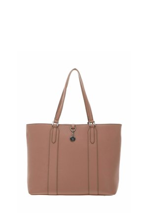 Sac fourre-tout en cuir rose pâle avec deux poignées supérieures, des accents de couture verticale et un charm décoratif attaché à l'avant.