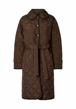 Cappotto trapuntato marrone con colletto, vita con cintura e bottoni a pressione frontali. Presenta un motivo a diamante e rifiniture nere lungo i bordi.