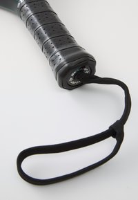 Schwarzfarbener Tennisschlägergriff mit strukturiertem Griff, der Perforationen aufweist. Enthält einen Handgelenkriemen und eine sechseckige Endkappe, die mit "Dunlop" gekennzeichnet ist.