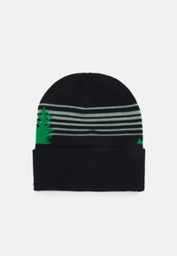 Gorro de malha preto com um gráfico de árvore verde e riscas horizontais cinzentas na parte superior; tecido texturizado com um punho dobrado.