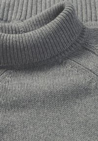 Grau gestrickter Pullover mit hohem Rippkragen, der ein strukturiertes Garnmuster und ein nahtloses Schulterdesign aufweist. Weicher Stoffabschluss.